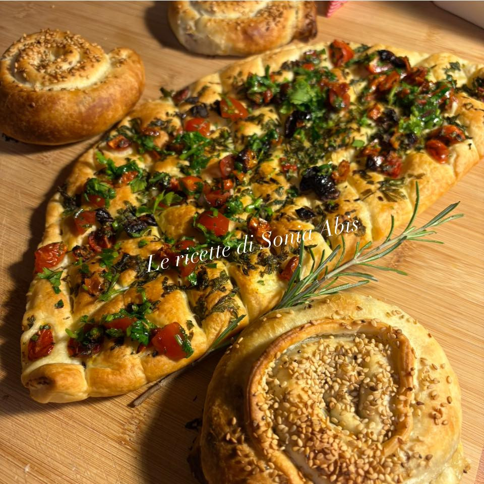 Torta salata con formaggio spalmabile e crema di tartufo e Girelle di pasta sfoglia con tonno