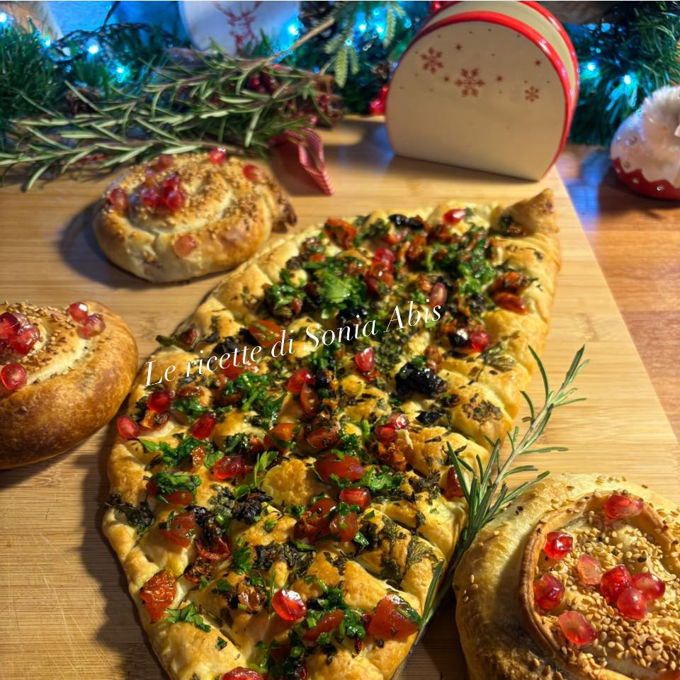 Torta salata con formaggio spalmabile e crema di tartufo e Girelle di pasta sfoglia con tonno