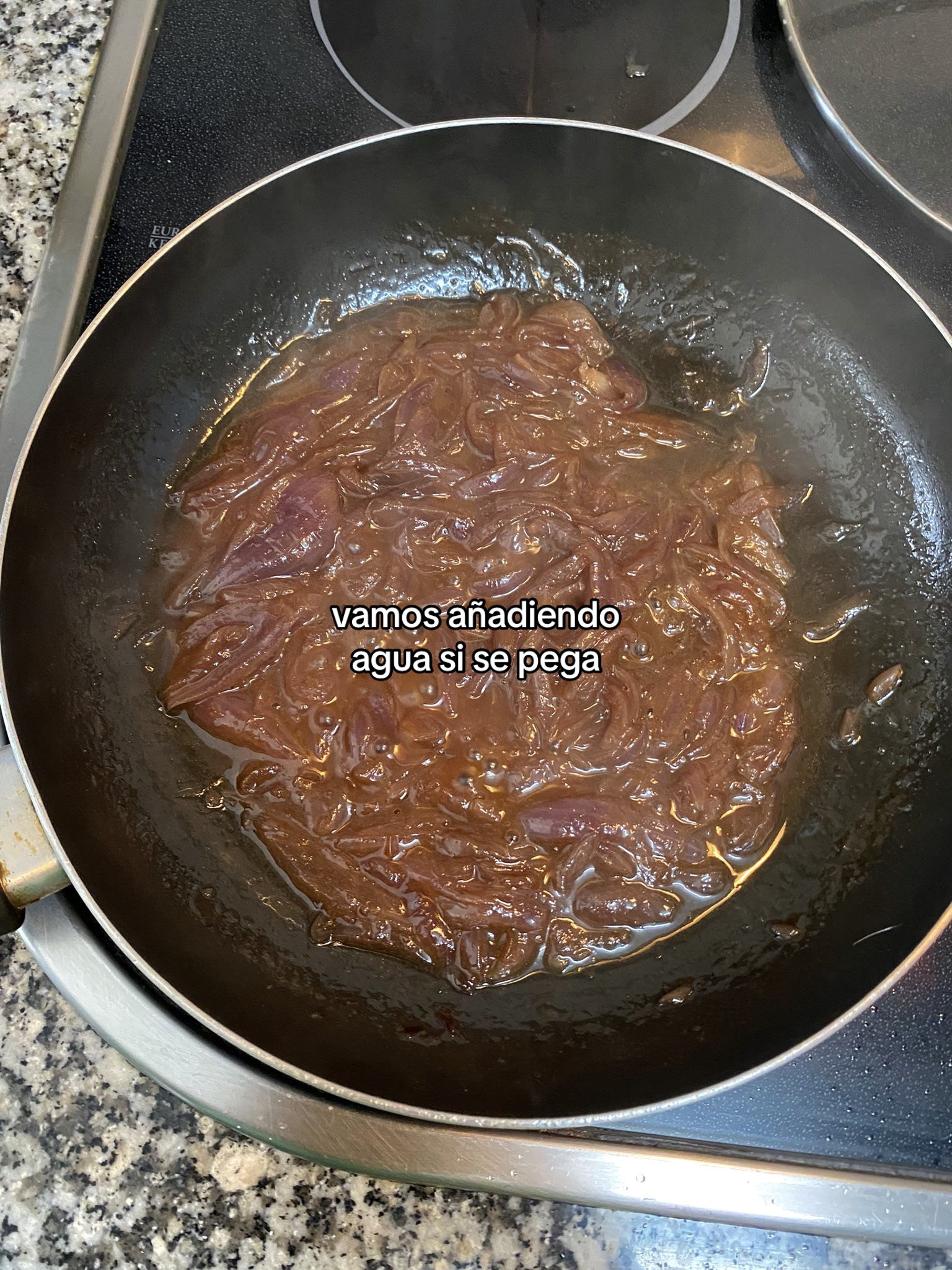 Tortilla de patata con cebolla caramelizada y queso de cabra