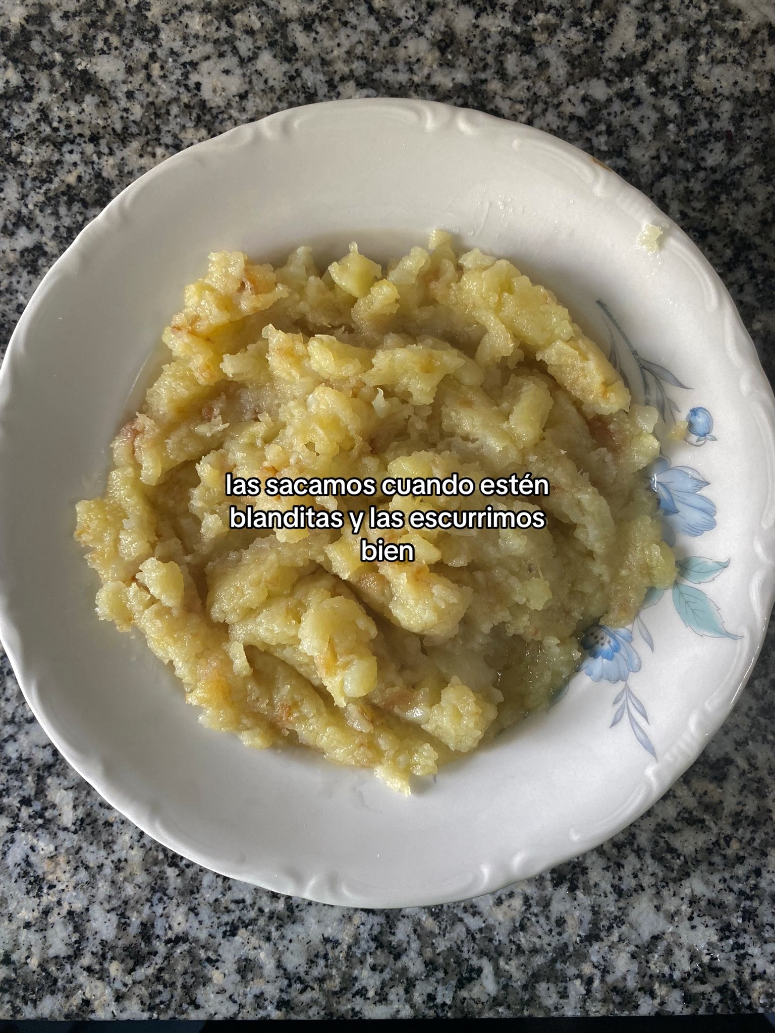 Tortilla de patata con cebolla caramelizada y queso de cabra