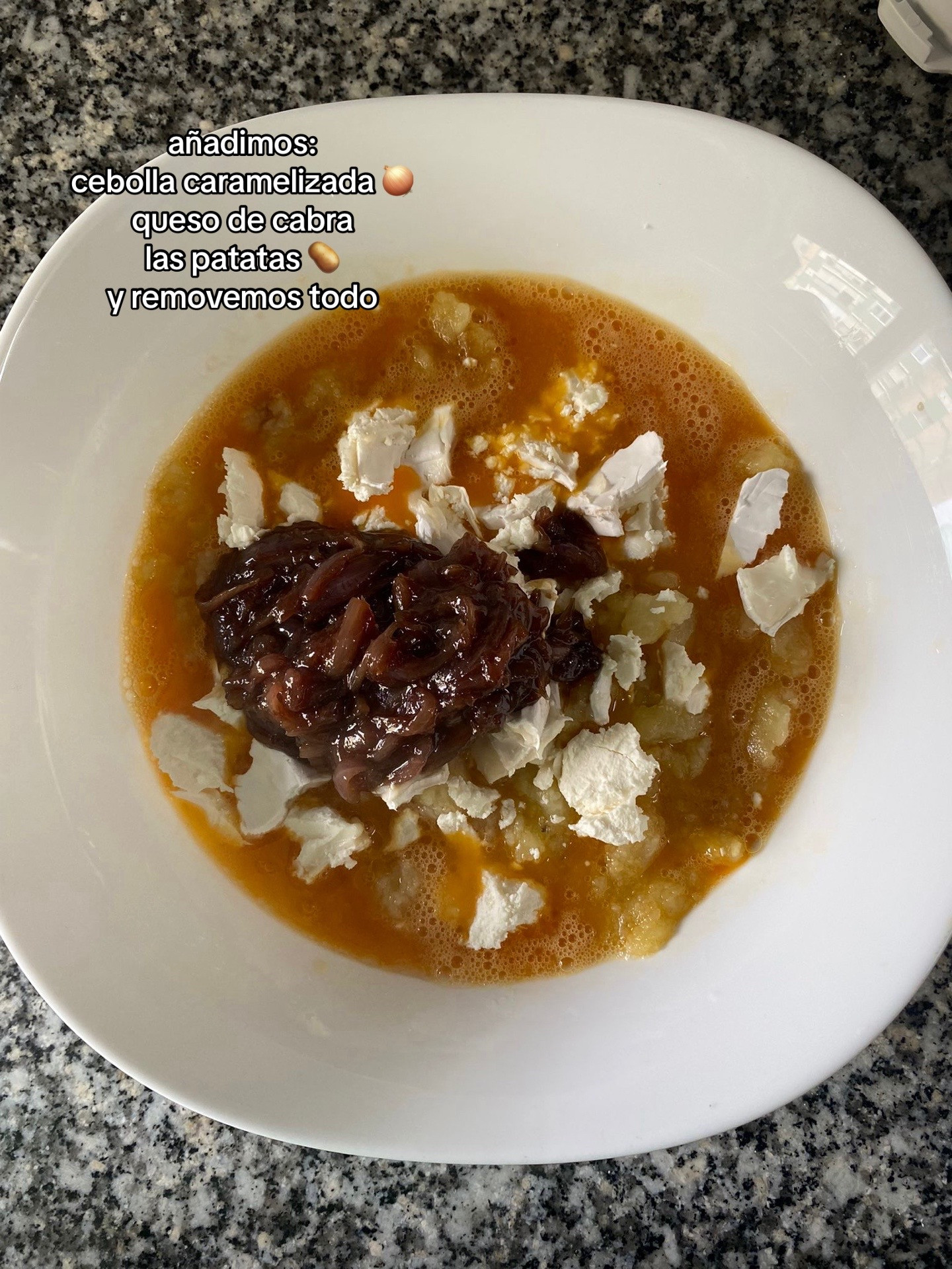 Tortilla de patata con cebolla caramelizada y queso de cabra