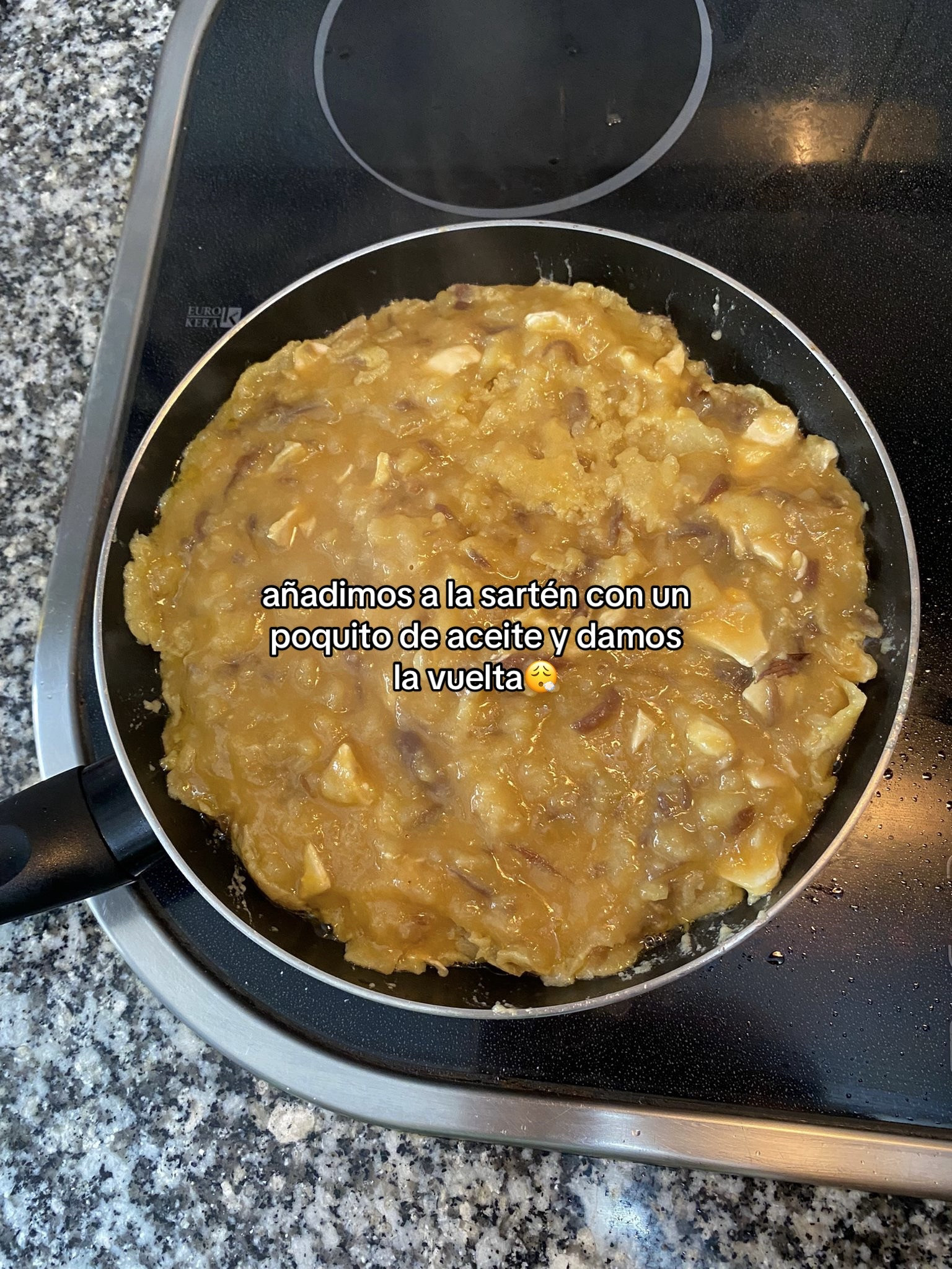 Tortilla de patata con cebolla caramelizada y queso de cabra