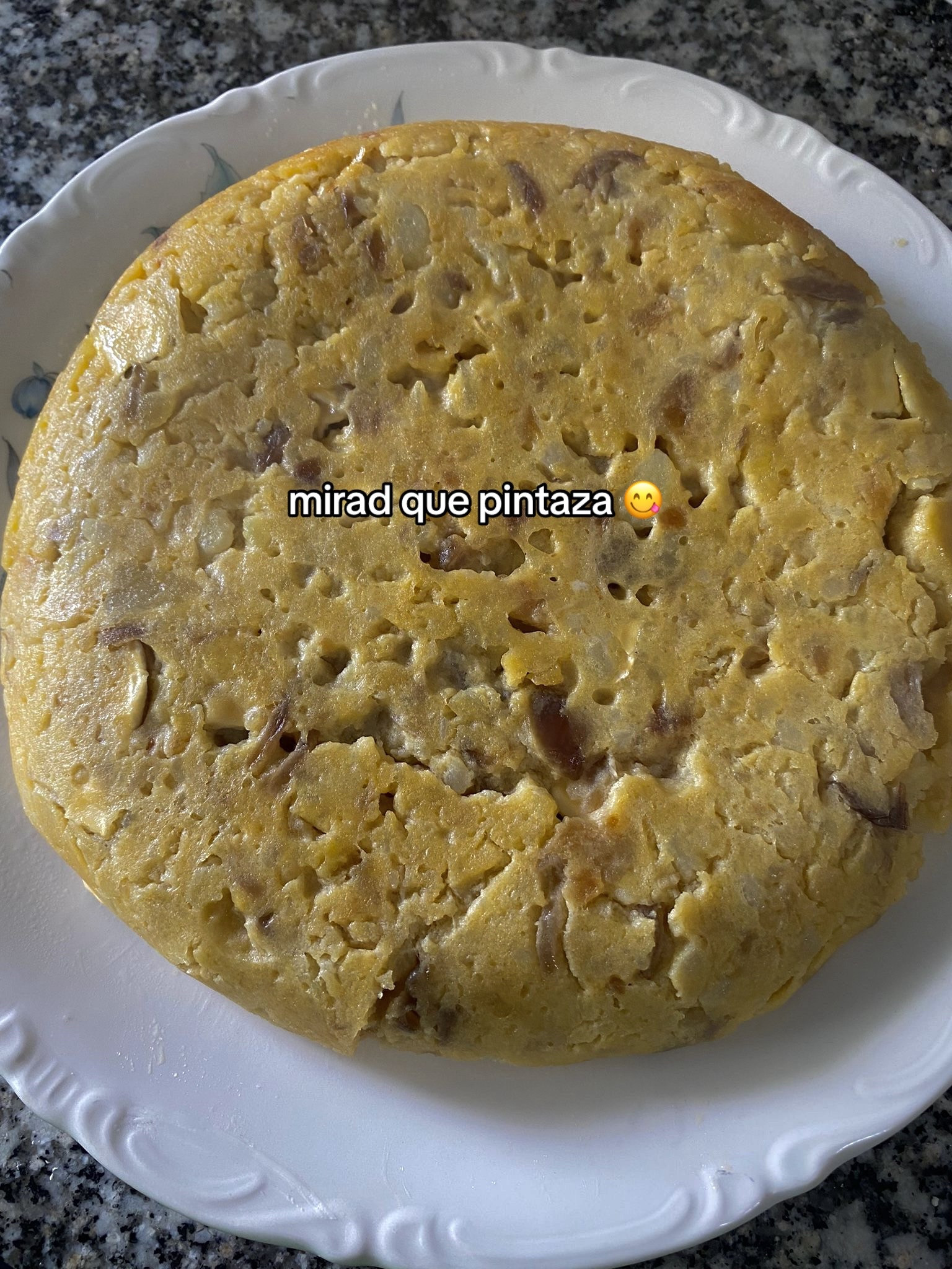 Tortilla de patata con cebolla caramelizada y queso de cabra