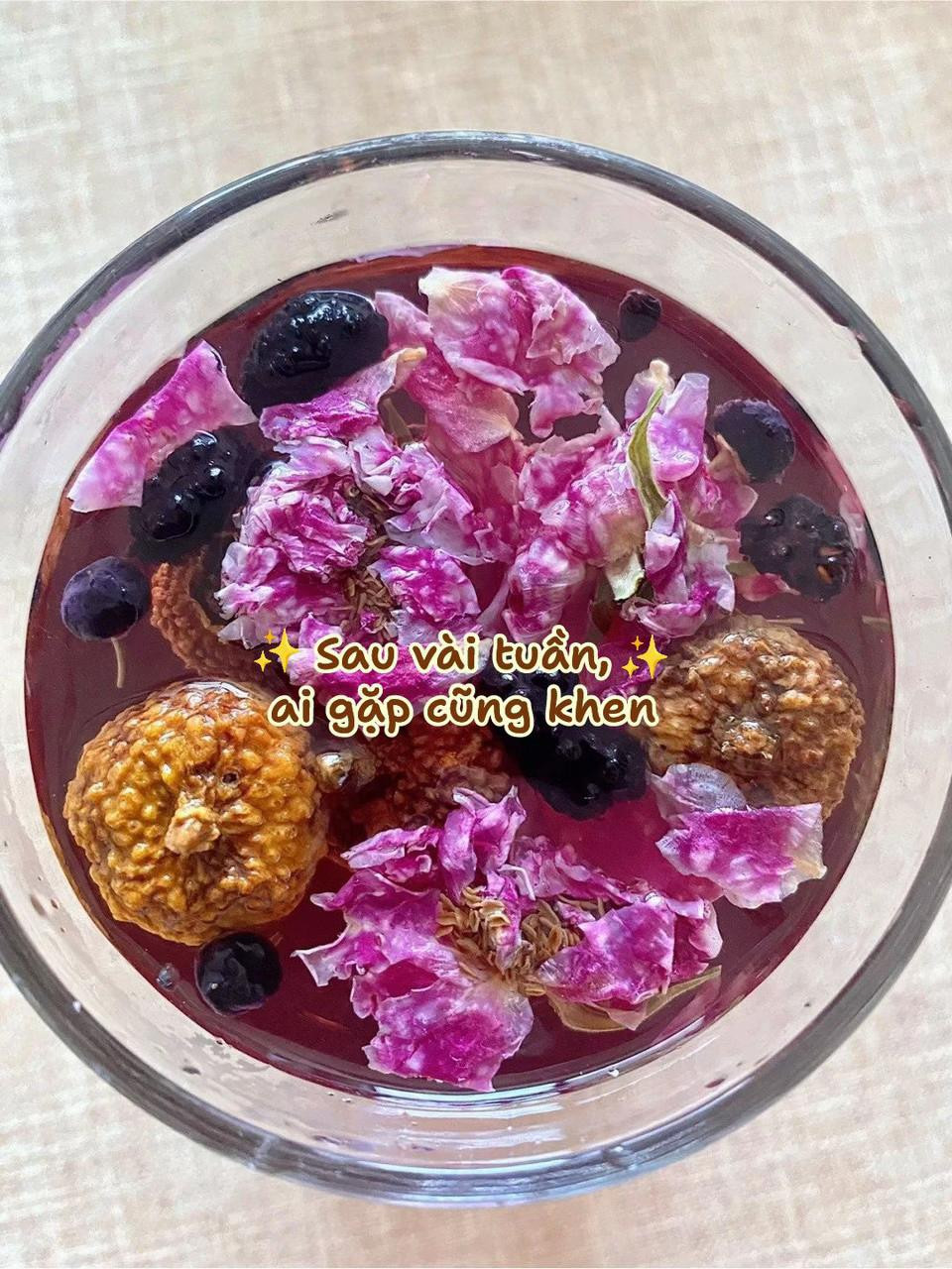 Trà hoa hồng và da đen sâm khô, thức uống thảo mộc giúp làm đẹp da, giảm căng thẳng và cải thiện giấc ngủ