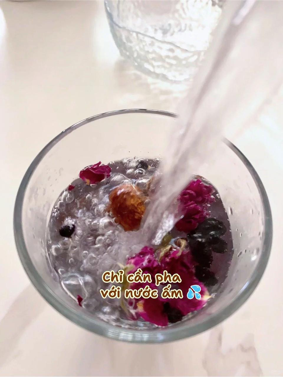 Trà hoa hồng và da đen sâm khô, thức uống thảo mộc giúp làm đẹp da, giảm căng thẳng và cải thiện giấc ngủ