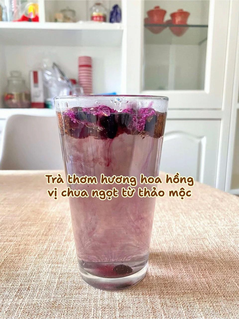 Trà hoa hồng và da đen sâm khô, thức uống thảo mộc giúp làm đẹp da, giảm căng thẳng và cải thiện giấc ngủ