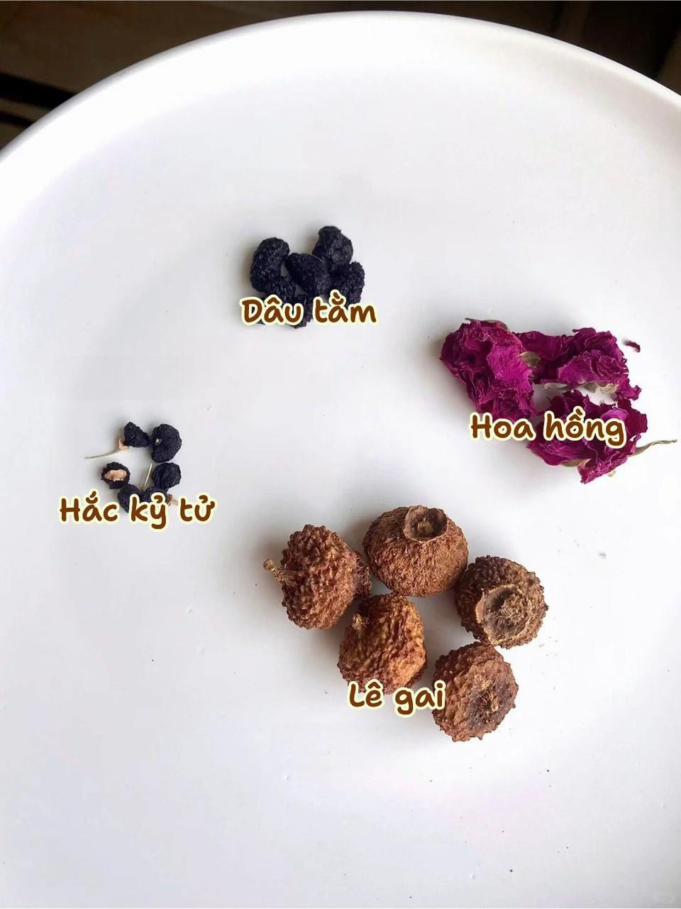 Trà hoa hồng và da đen sâm khô, thức uống thảo mộc giúp làm đẹp da, giảm căng thẳng và cải thiện giấc ngủ