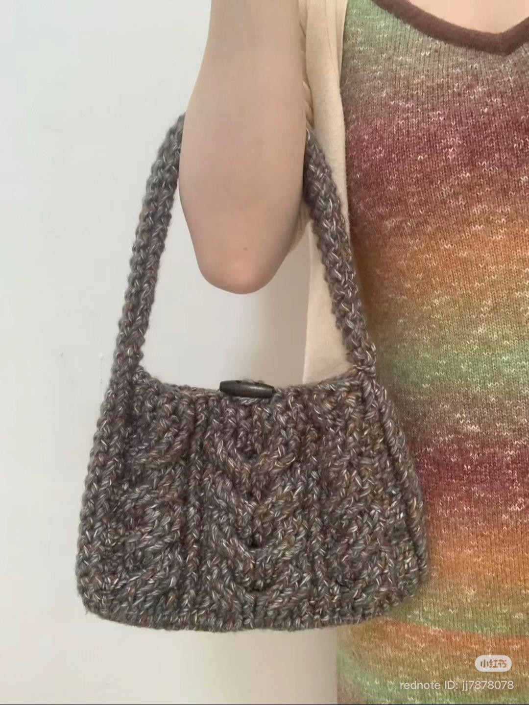 Trendy Grey Brown Cable Knit Crochet Bag Pattern