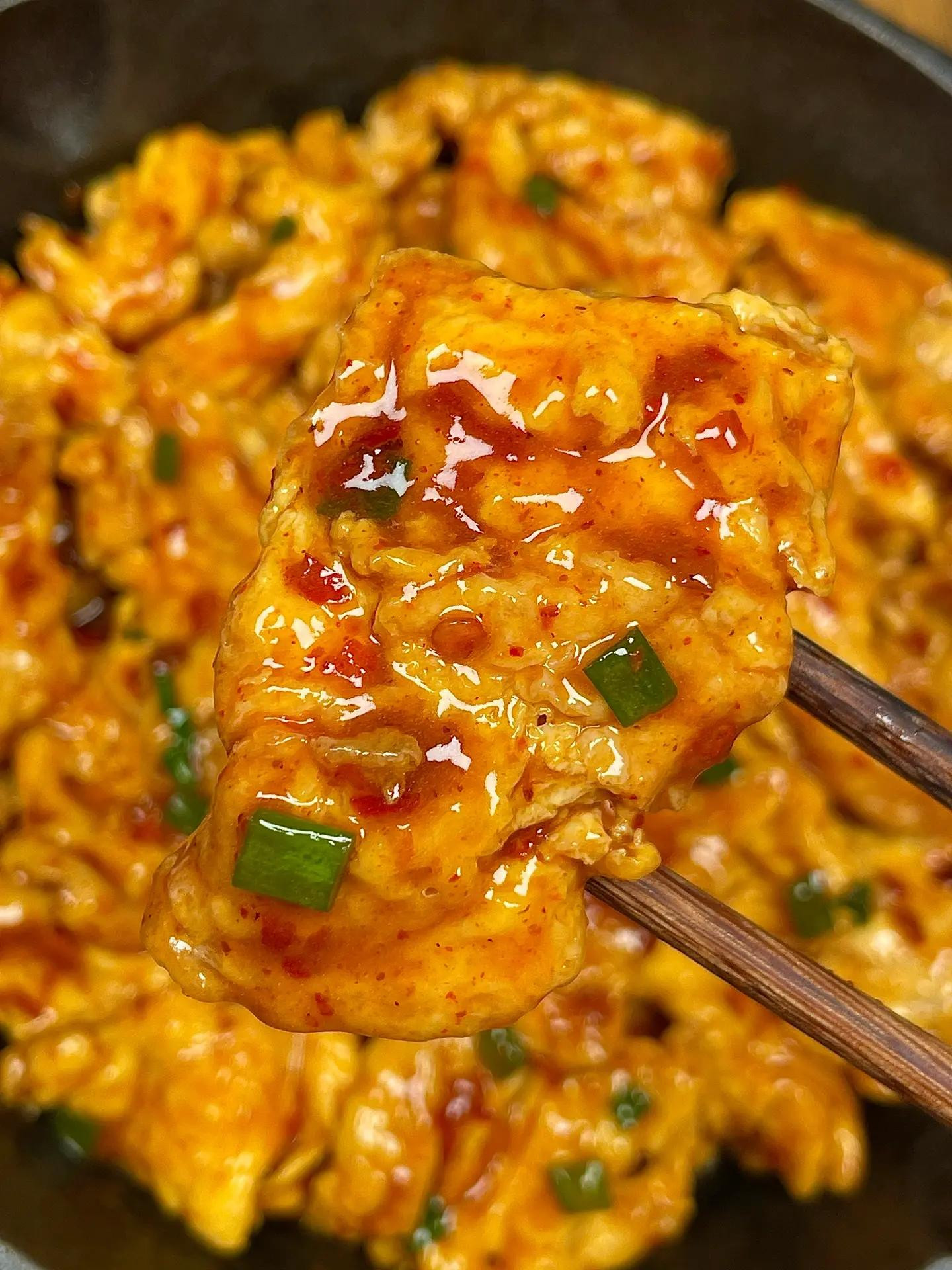 Trứng chiên sốt chua cay tỏi ớt, món trứng ngon ăn kèm cơm trắng