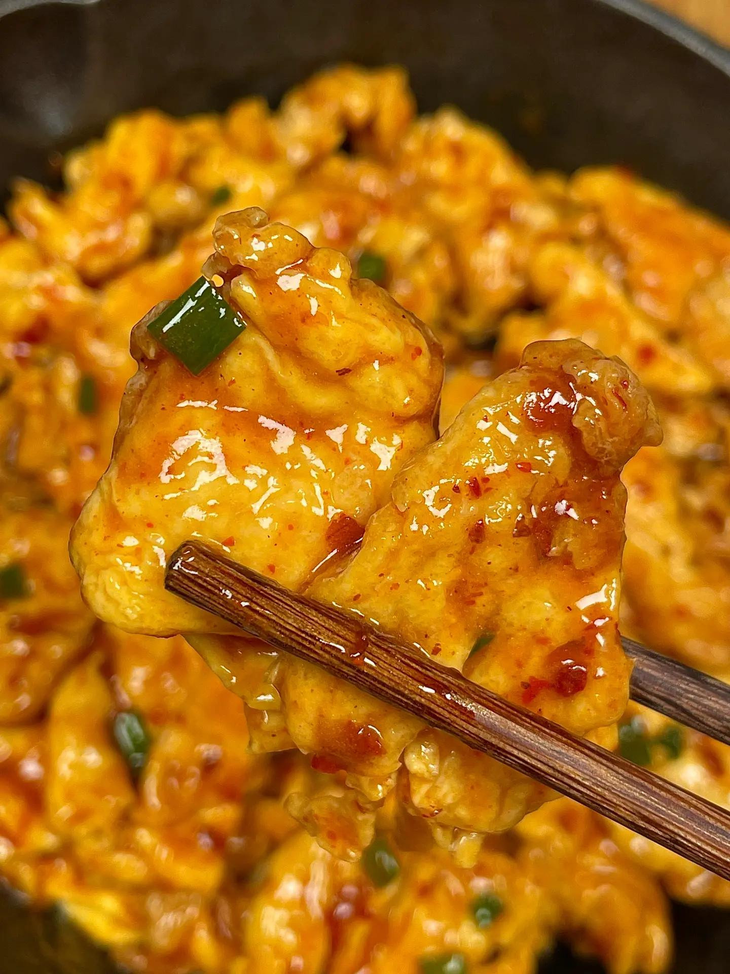 Trứng chiên sốt chua cay tỏi ớt, món trứng ngon ăn kèm cơm trắng