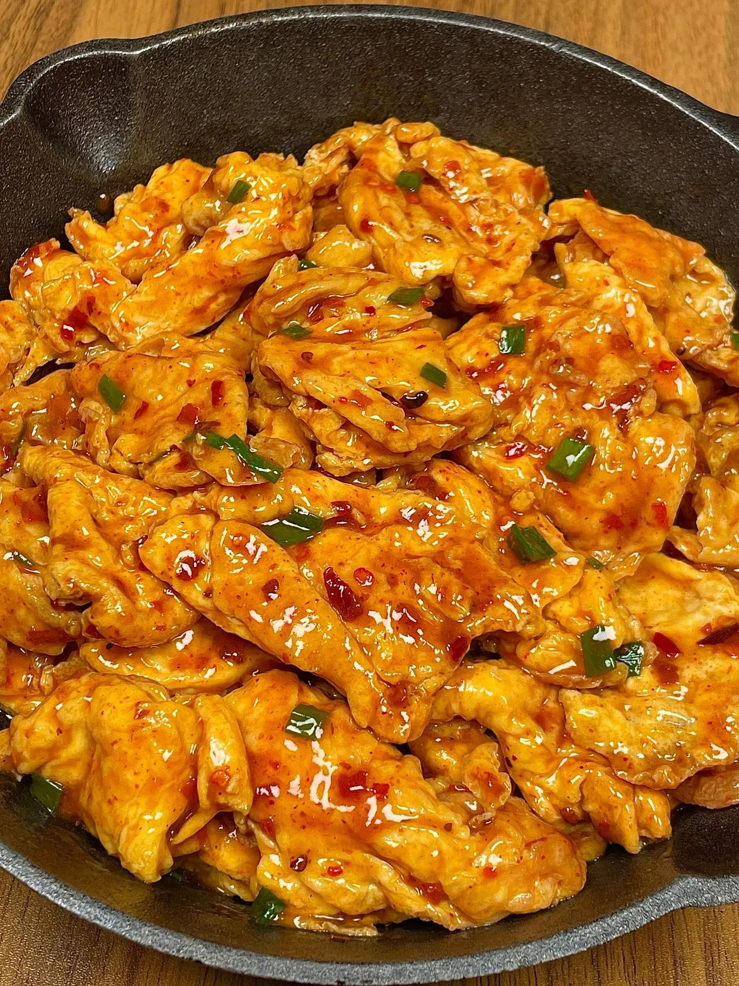 Trứng chiên sốt chua cay tỏi ớt, món trứng ngon ăn kèm cơm trắng