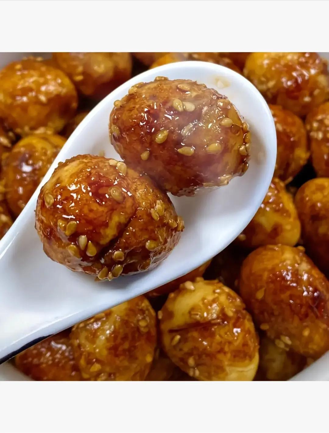 Trứng cút chiên nước mắm rắc vừng, món ăn vặt ngon tuyệt vời