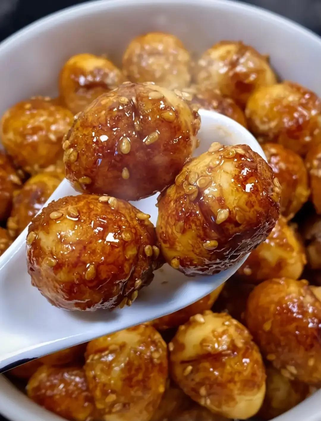 Trứng cút chiên nước mắm rắc vừng, món ăn vặt ngon tuyệt vời