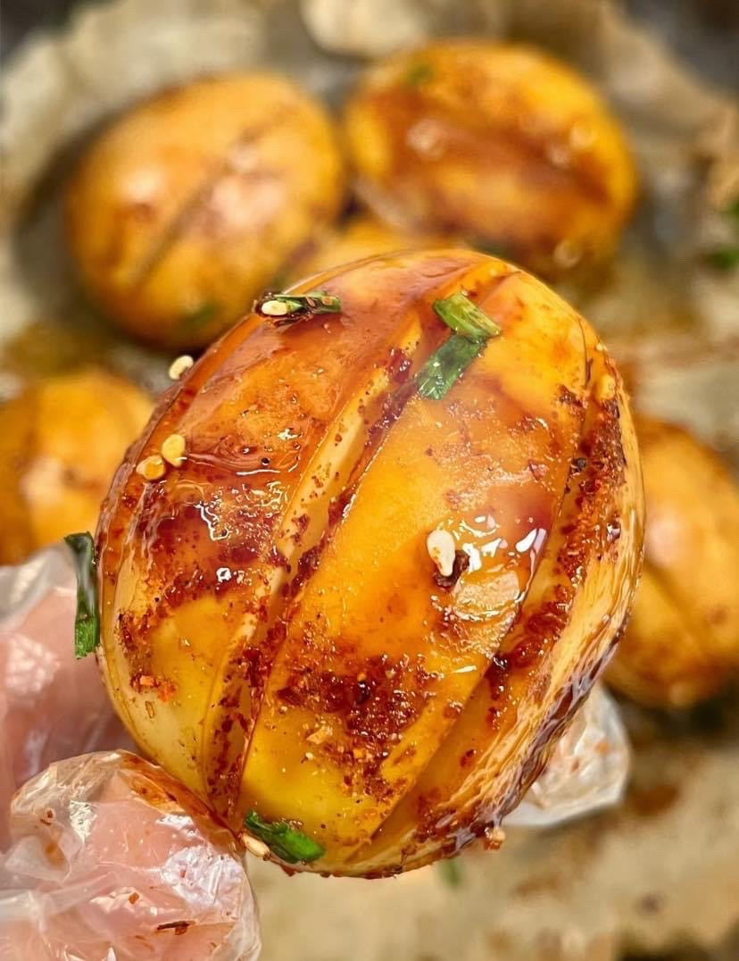 Trứng luộc nướng sốt tương đen và ớt cay bằng nồi chiên không dầu