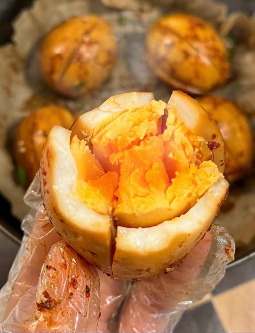 Trứng luộc nướng sốt tương đen và ớt cay bằng nồi chiên không dầu