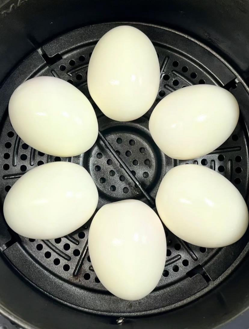 Trứng luộc nướng sốt tương đen và ớt cay bằng nồi chiên không dầu