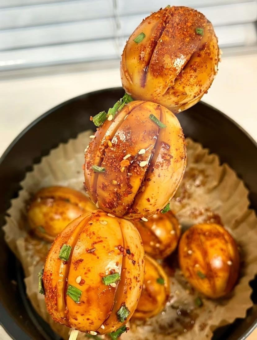 Trứng luộc nướng sốt tương đen và ớt cay bằng nồi chiên không dầu