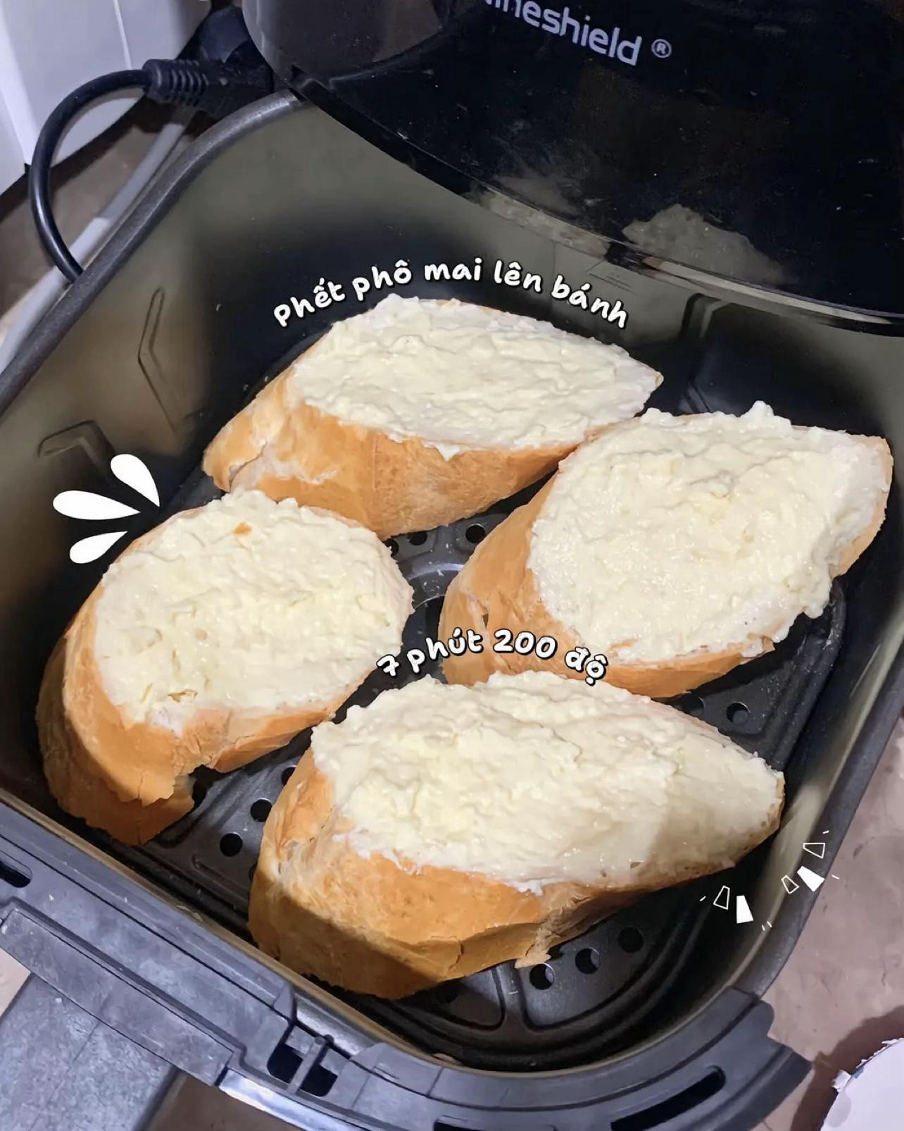 Tự làm bánh mỳ tỏi phô mai tại nhà với phô mai Vinamilk và sữa đặc Dutch Lady