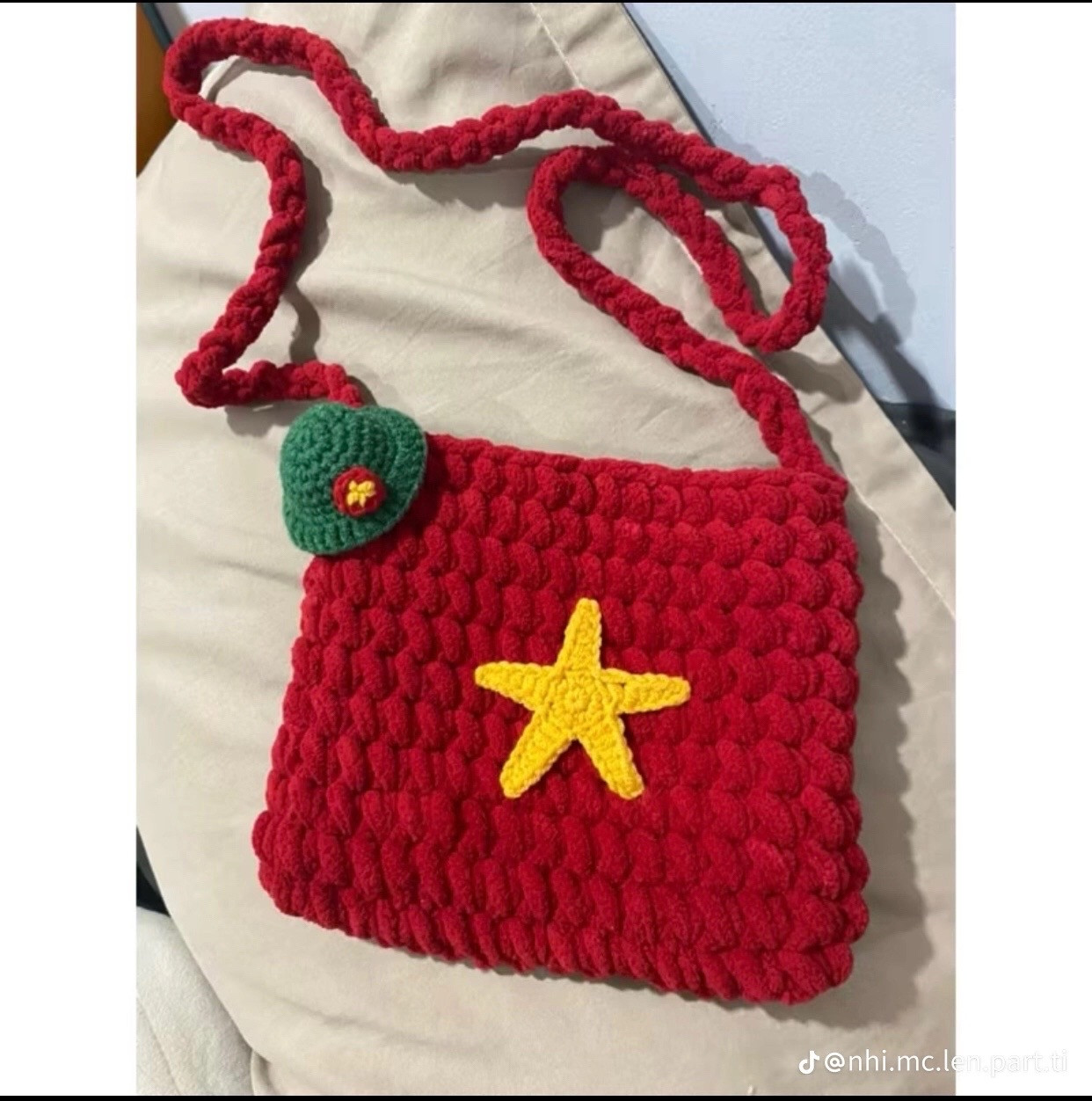 Túi dâu tây hồng trắng len móc