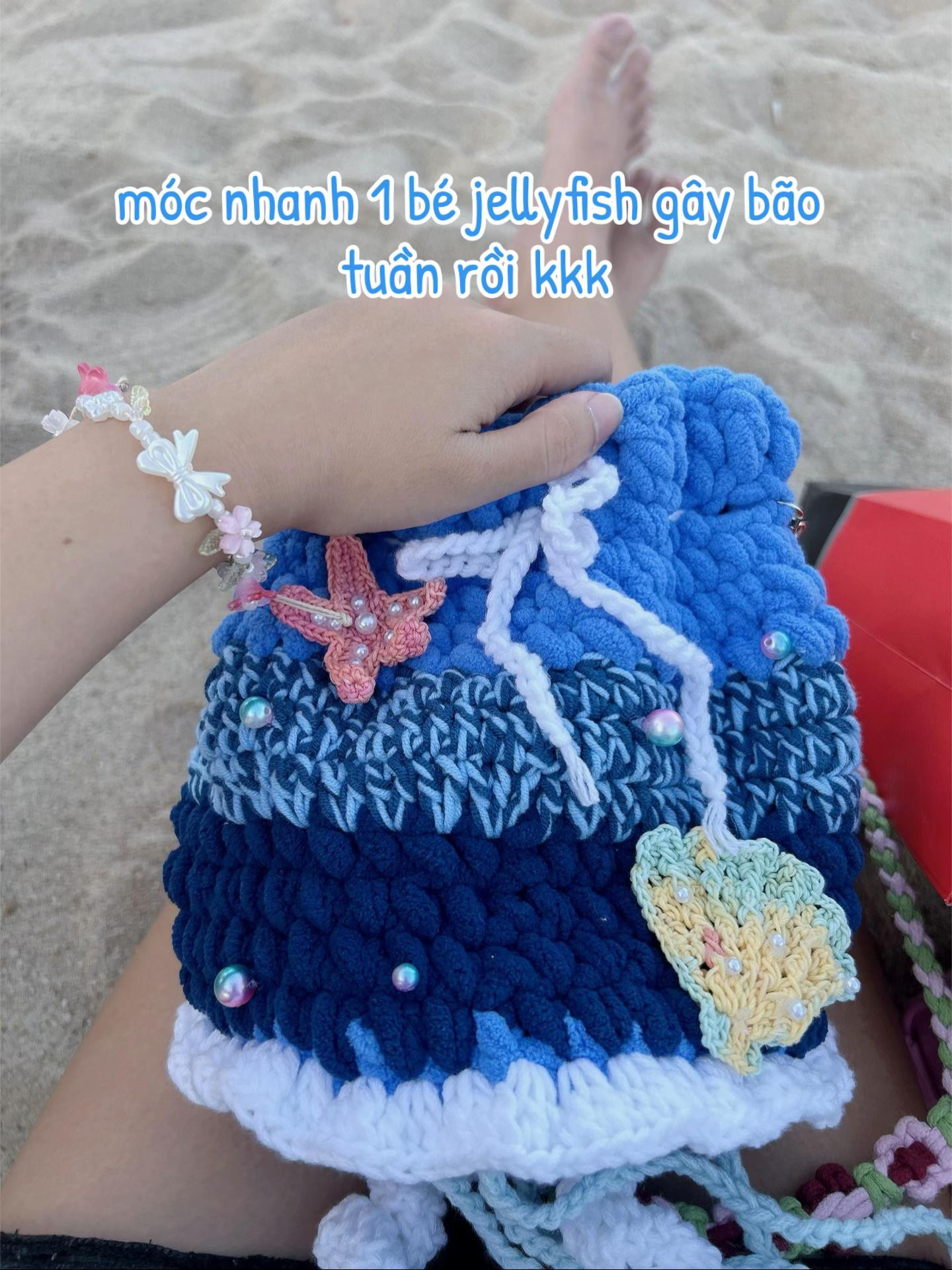 Túi móc len hình sứa biển màu xanh dương, trang trí sao biển và hạt ngọc trai