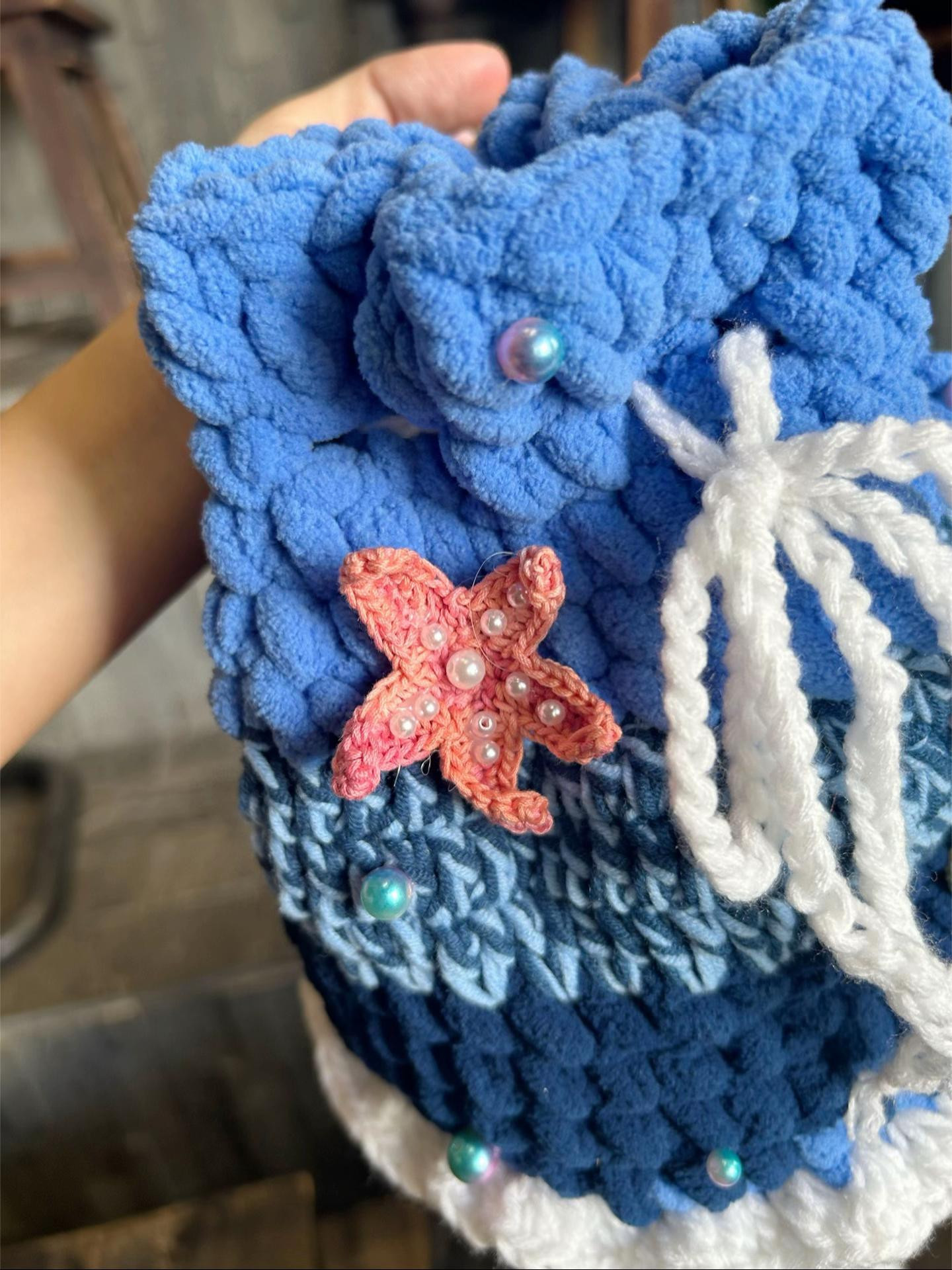 Túi móc len hình sứa biển màu xanh dương, trang trí sao biển và hạt ngọc trai