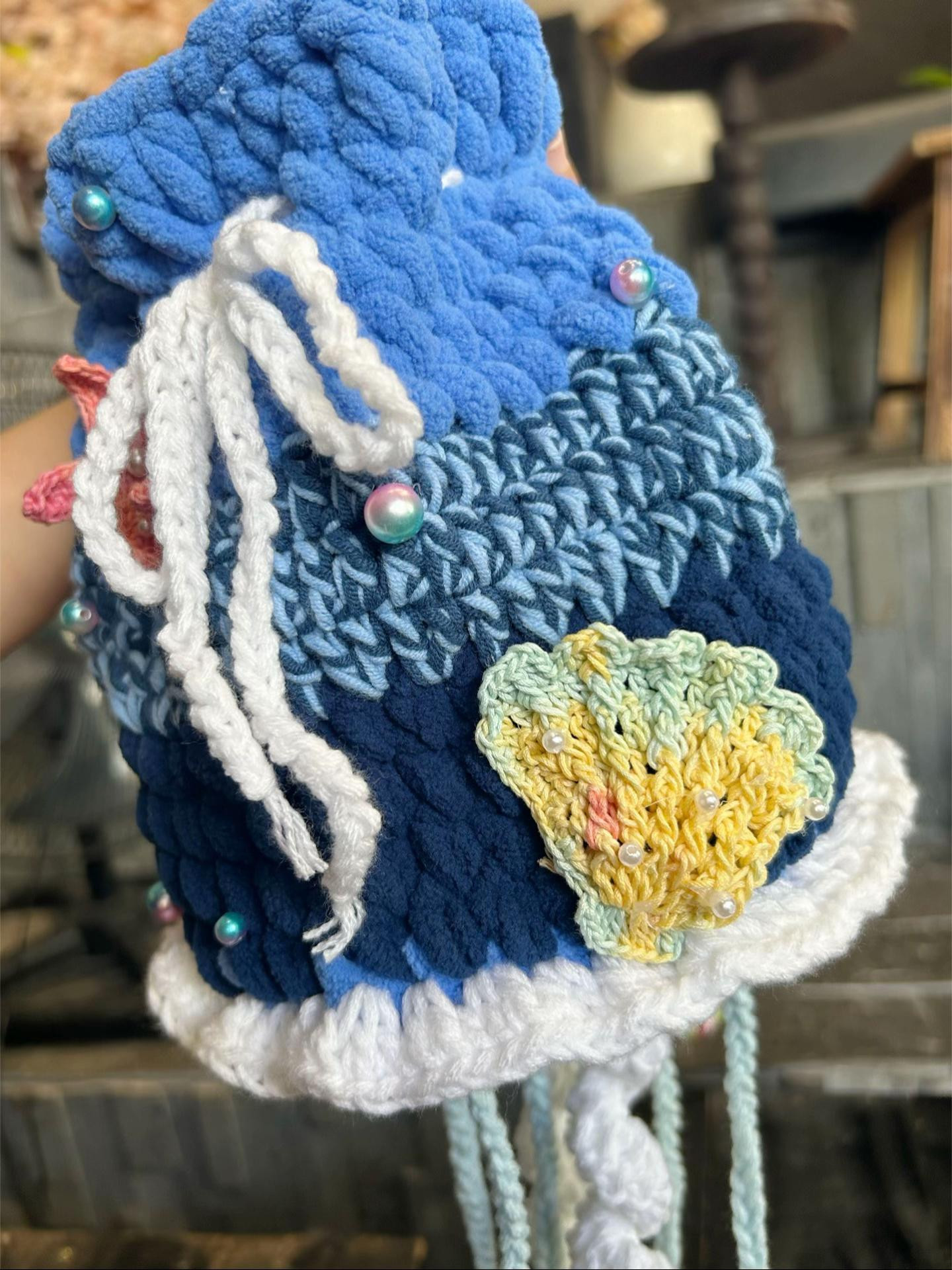 Túi móc len hình sứa biển màu xanh dương, trang trí sao biển và hạt ngọc trai