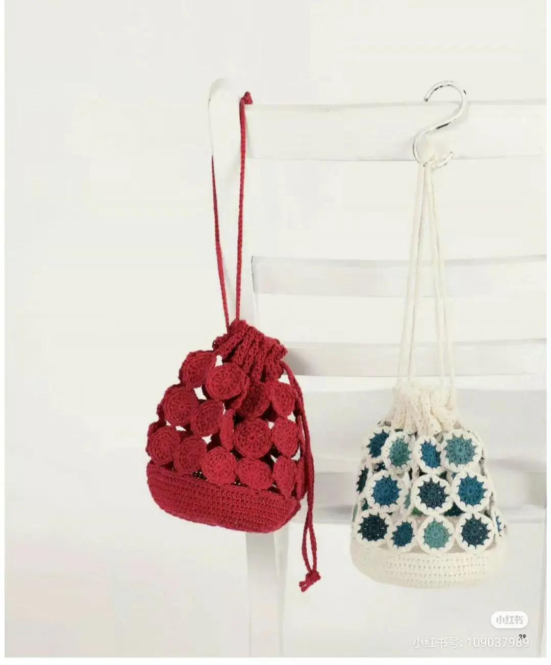 Túi xách móc len đính hoa và khăn choàng viền sọc từ sách hướng dẫn tiếng Nhật