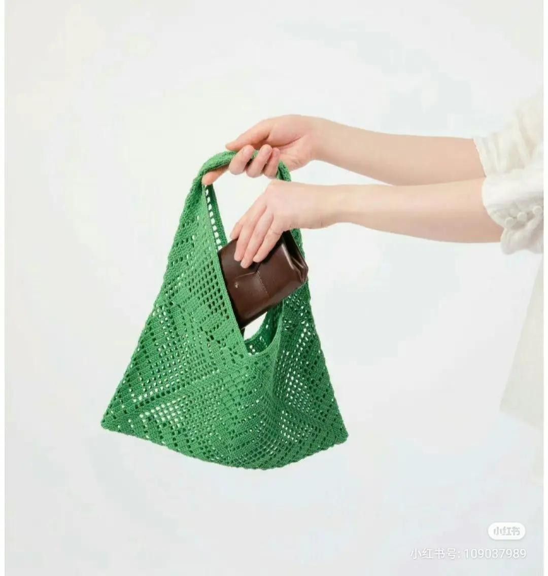 Túi xách móc len đính hoa và khăn choàng viền sọc từ sách hướng dẫn tiếng Nhật