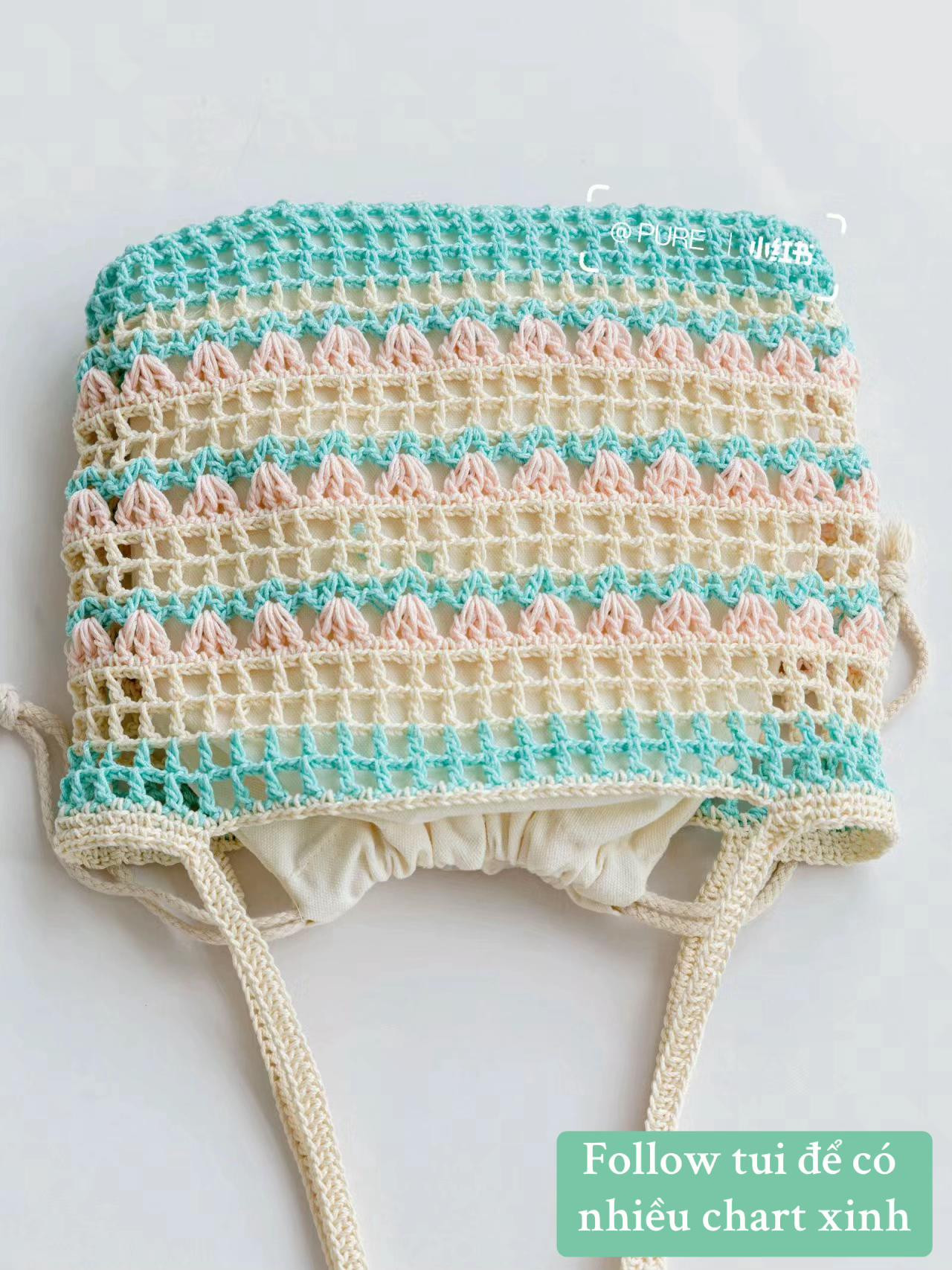 Túi xách móc len sọc ngang màu xanh, hồng và kem kèm bảng chart hướng dẫn chi tiết