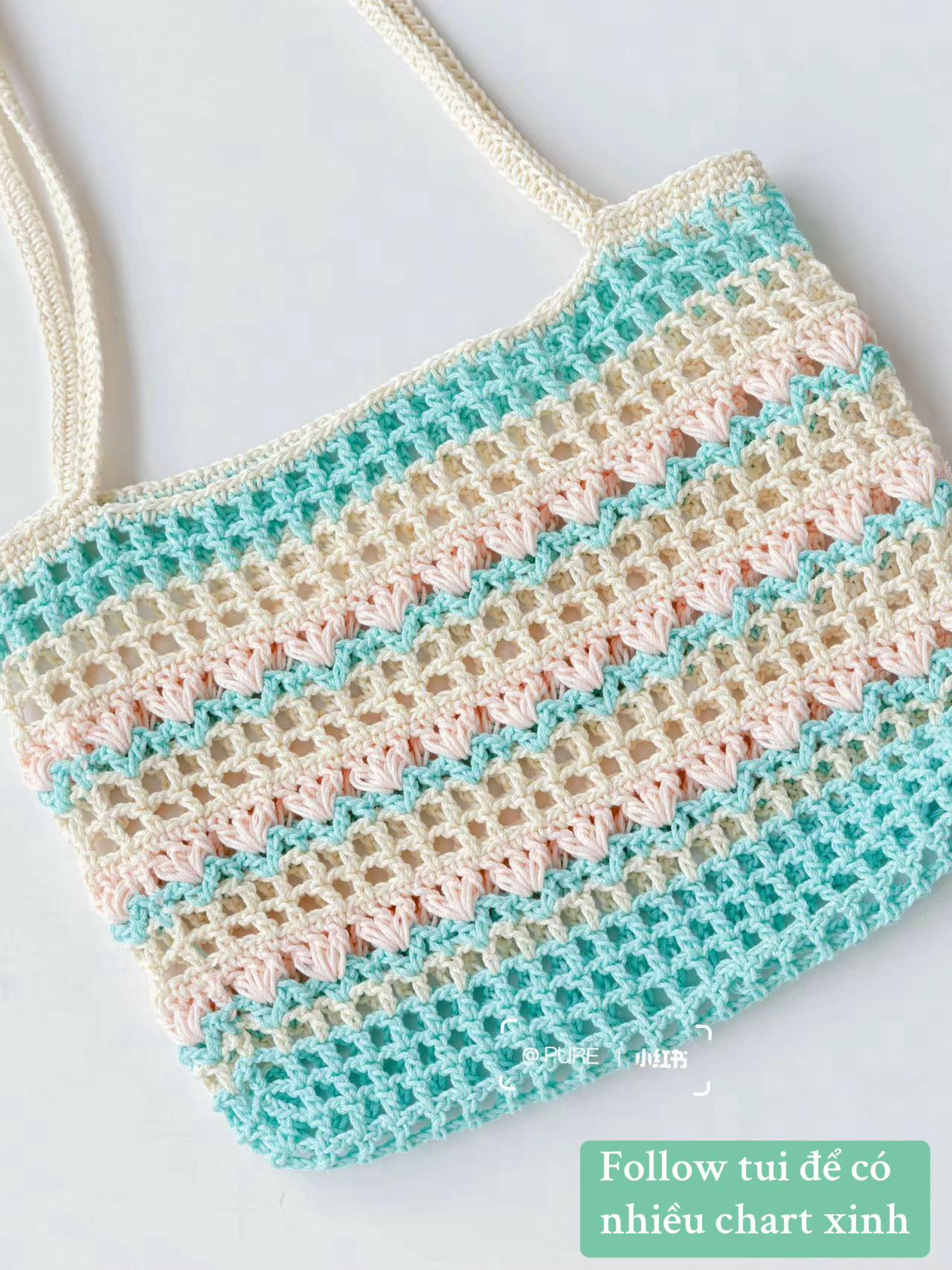 Túi xách móc len sọc ngang màu xanh, hồng và kem kèm bảng chart hướng dẫn chi tiết