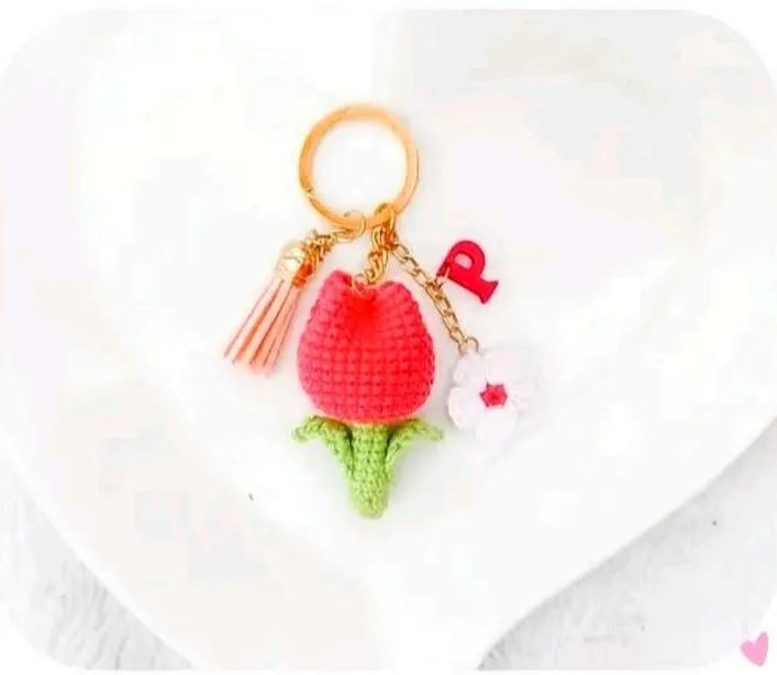 Tulipán de llavero tejido a crochet: patrón paso a paso