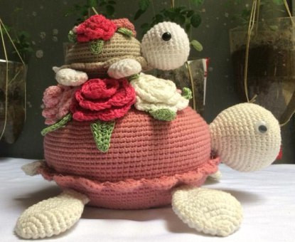 Turtle carrying flowers crochet pattern with detailed chart and materials