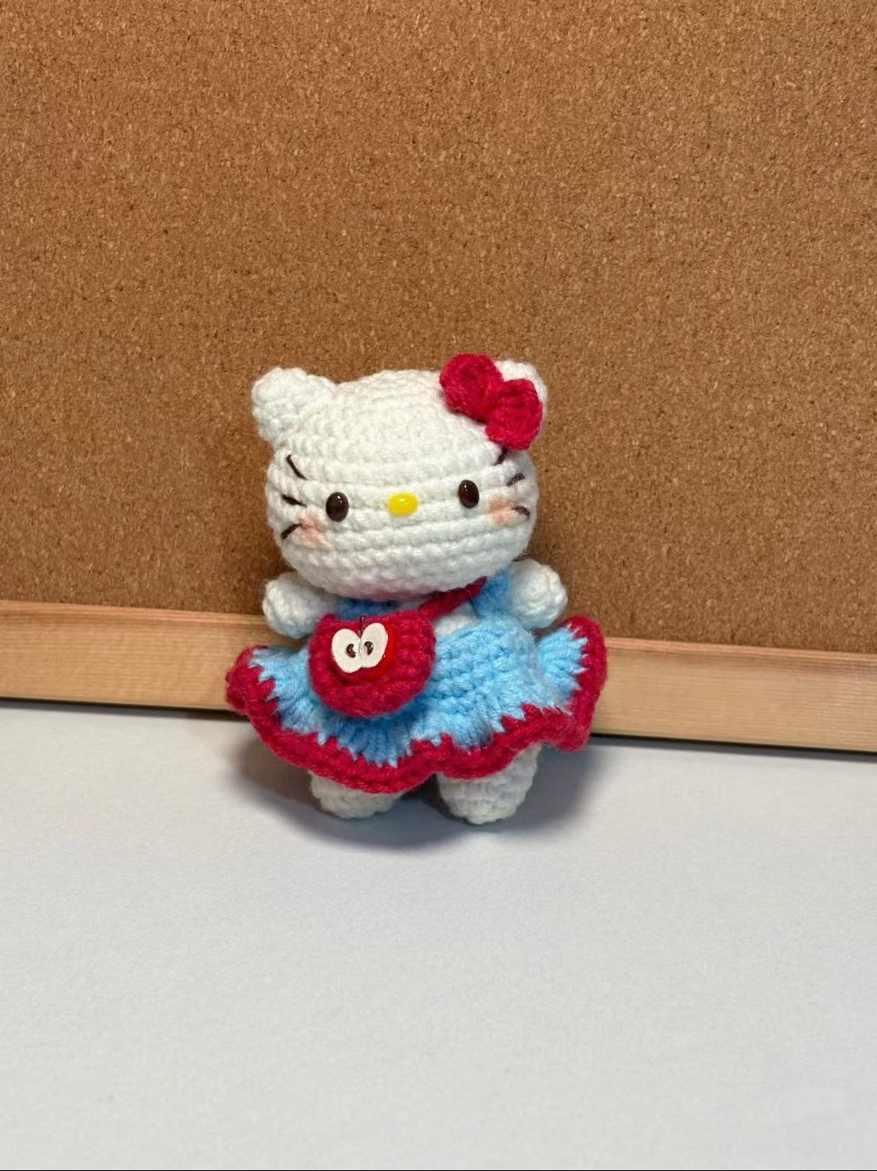 Tutorial Amigurumi Hello Kitty vestido azul e vermelho