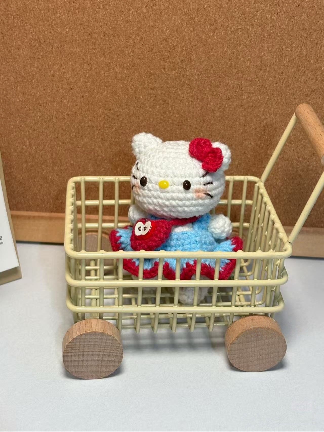 Tutorial Amigurumi Hello Kitty vestido azul e vermelho