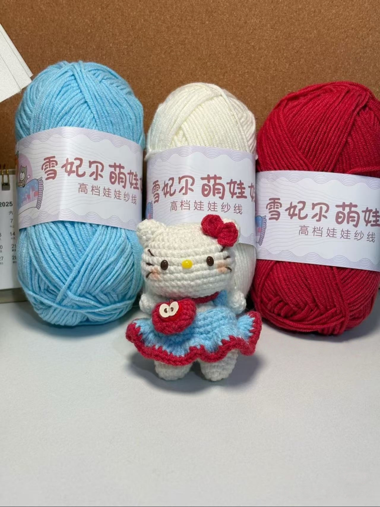 Tutorial Amigurumi Hello Kitty vestido azul e vermelho