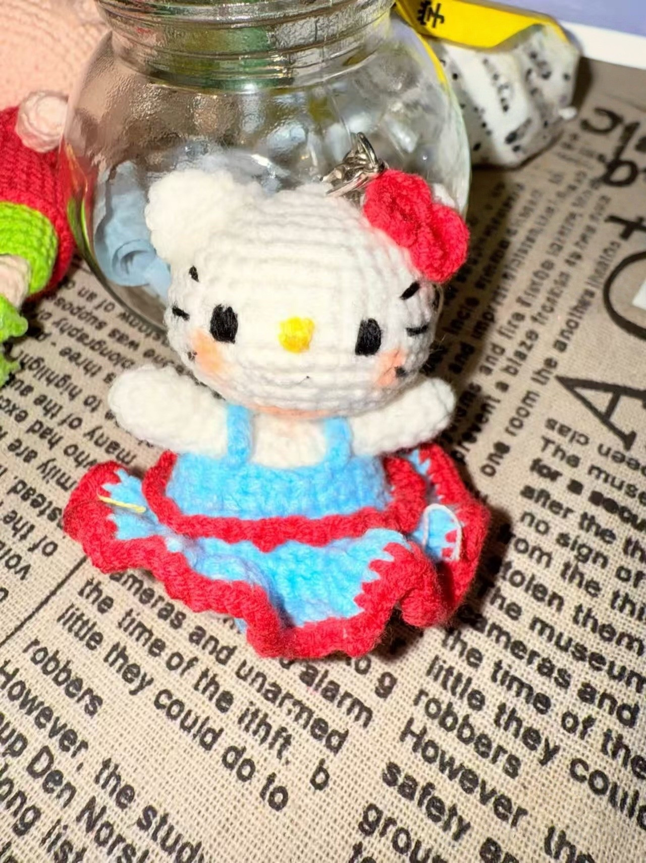 Tutorial Amigurumi Hello Kitty vestido azul e vermelho