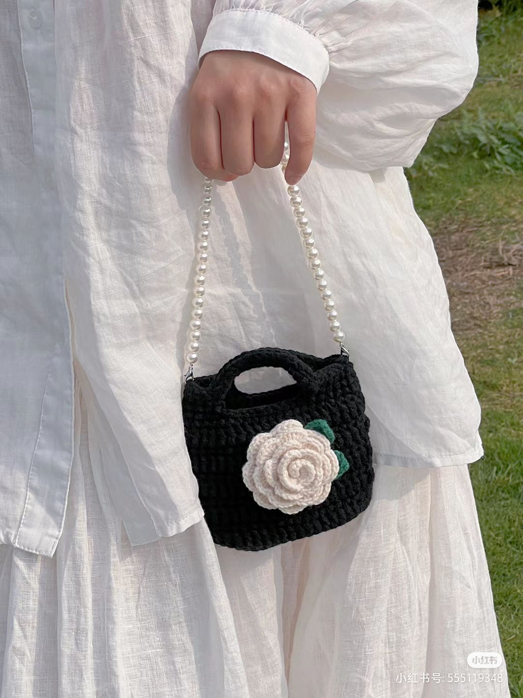 Tutorial for Crocheting a Small Camellia Flower Handbag with Pearl Handle
