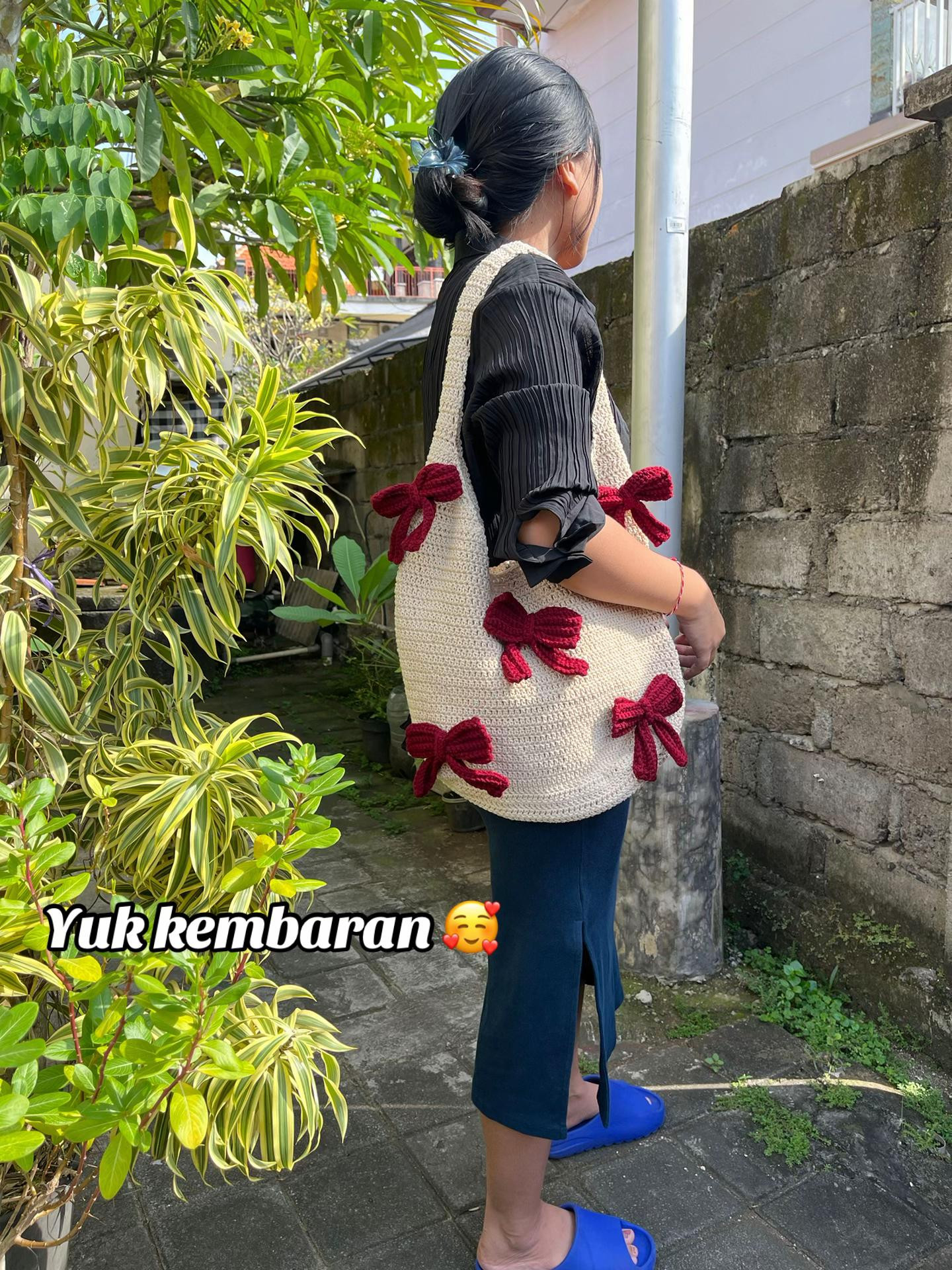 Tutorial Hobo Bag Crochet với nơ màu đỏ