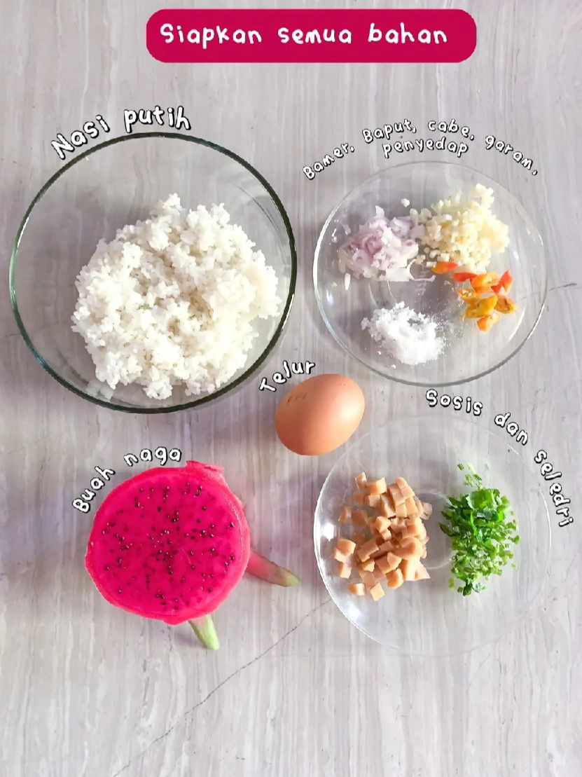 Tutorial Nasi Goreng Buah Naga: Cơm chiên hồng rực màu với trứng ốp la và xúc xích