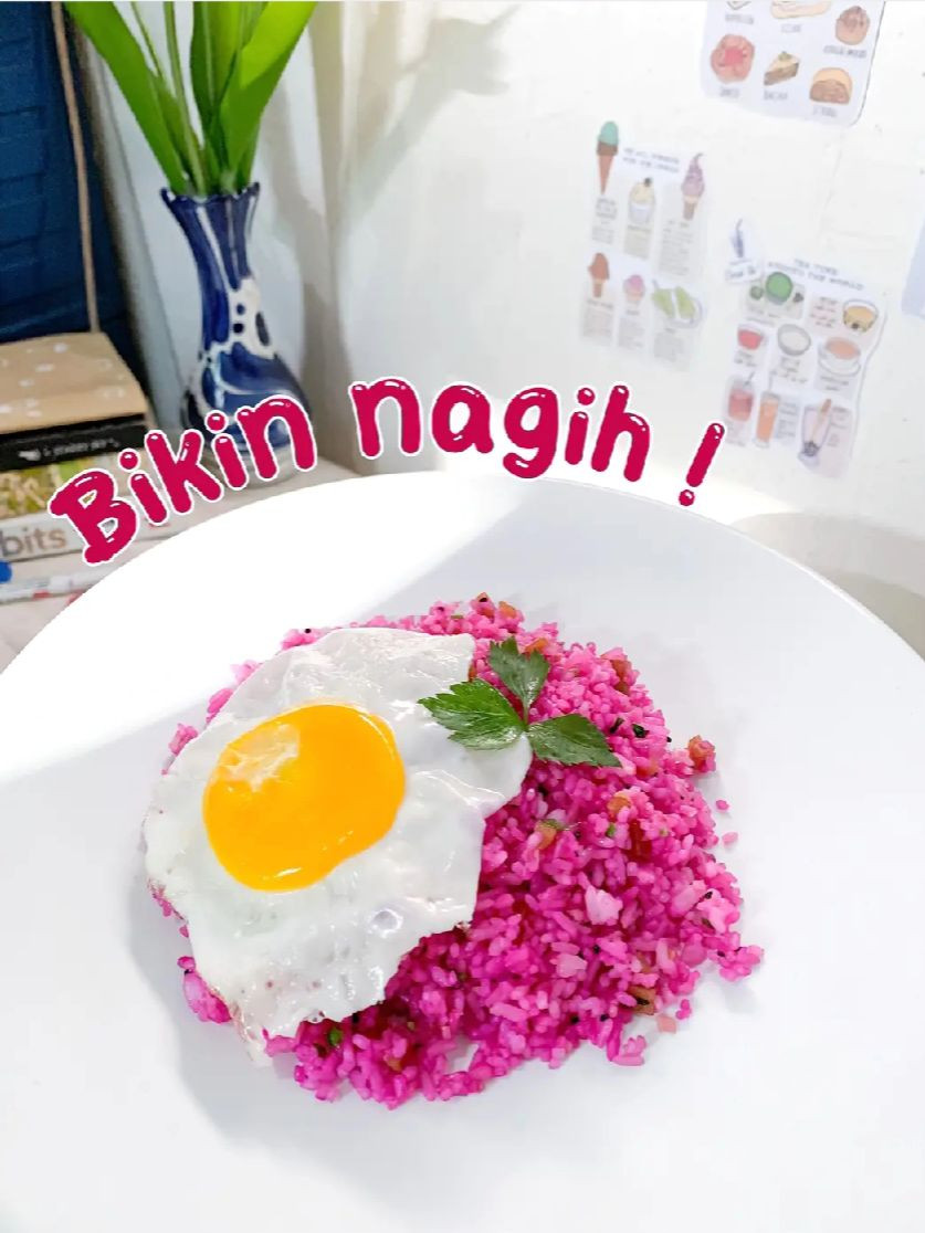Tutorial Nasi Goreng Buah Naga: Cơm chiên hồng rực màu với trứng ốp la và xúc xích