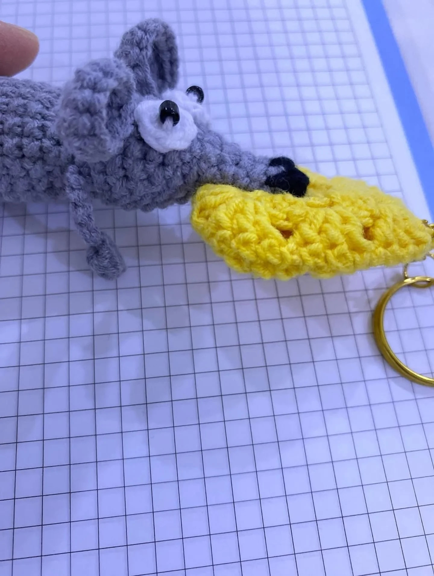 Ücretsiz Fare Anahtarlık Makiyajı: Gri Fare ve Sarı Peynir Amigurumi Tarifi
