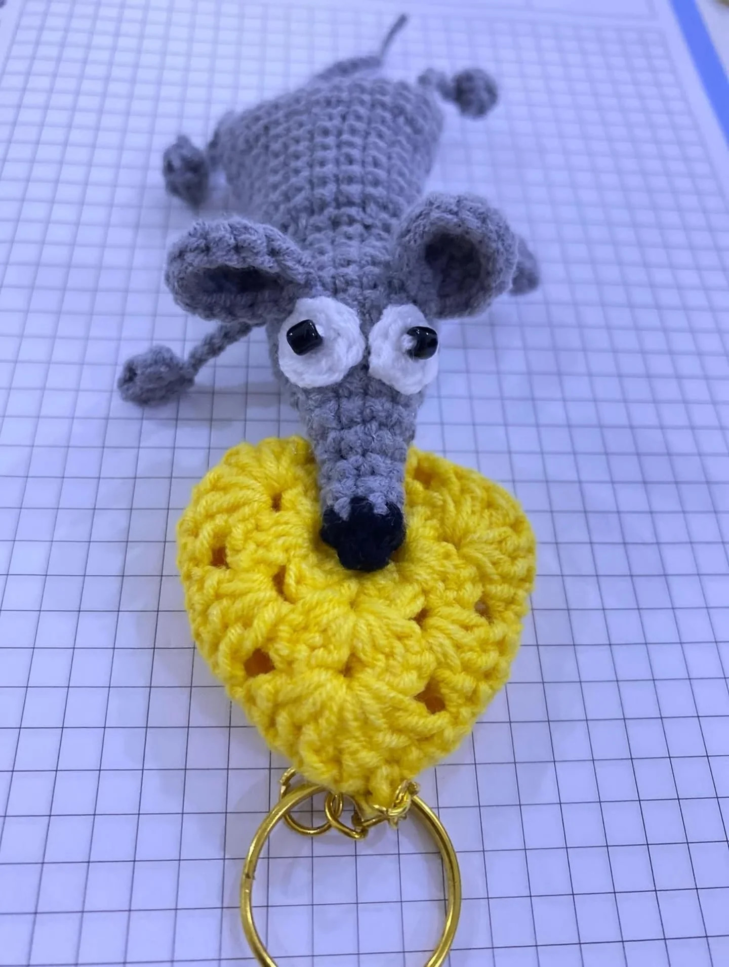 Ücretsiz Fare Anahtarlık Makiyajı: Gri Fare ve Sarı Peynir Amigurumi Tarifi