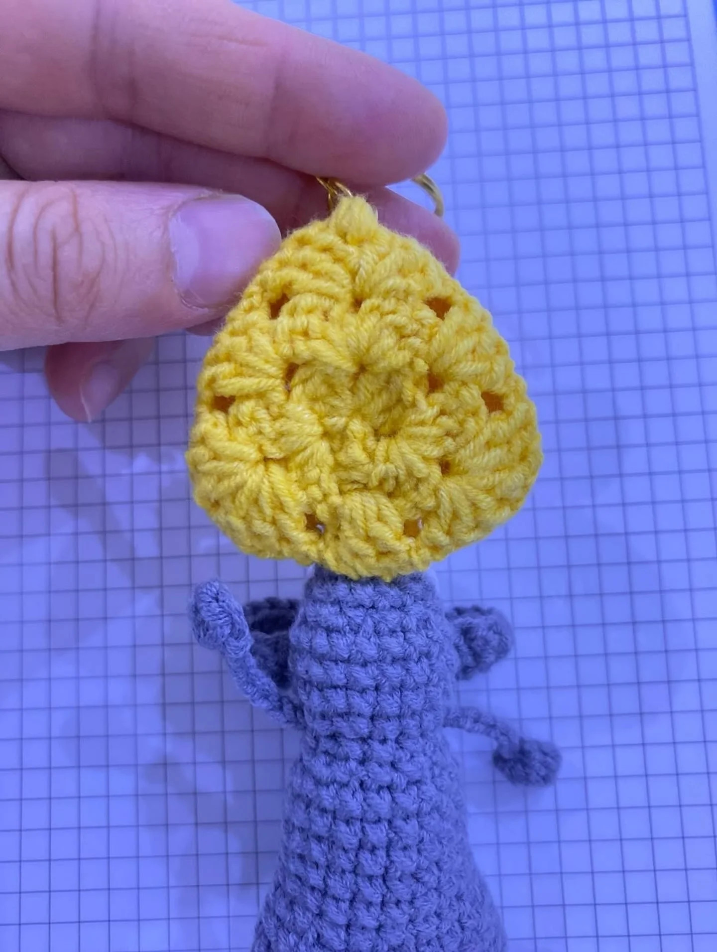 Ücretsiz Fare Anahtarlık Makiyajı: Gri Fare ve Sarı Peynir Amigurumi Tarifi