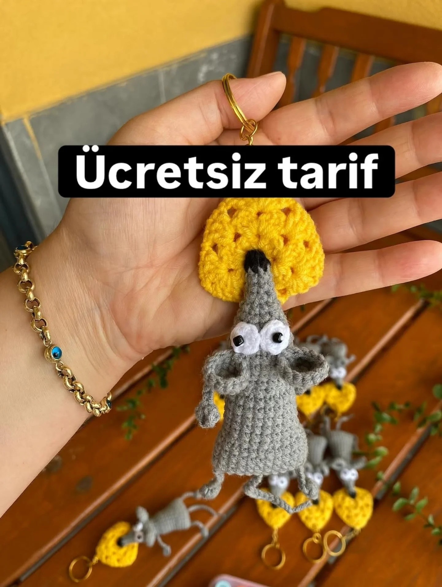 Ücretsiz Fare Anahtarlık Makiyajı: Gri Fare ve Sarı Peynir Amigurumi Tarifi