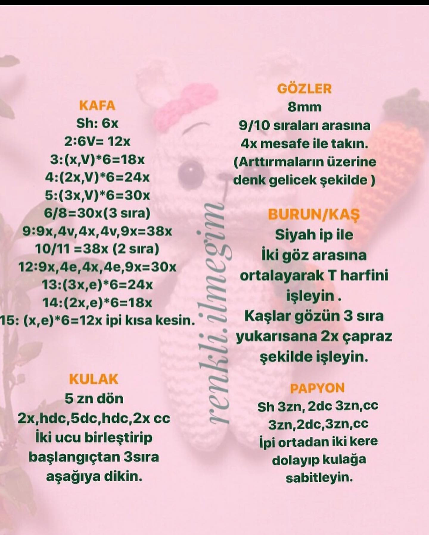 Ücretsiz Minik Raby Tarifi: Adorabl beyaz tavşan amigurumi, pembe papyon ve havuç aksesuarlı örgü deseni