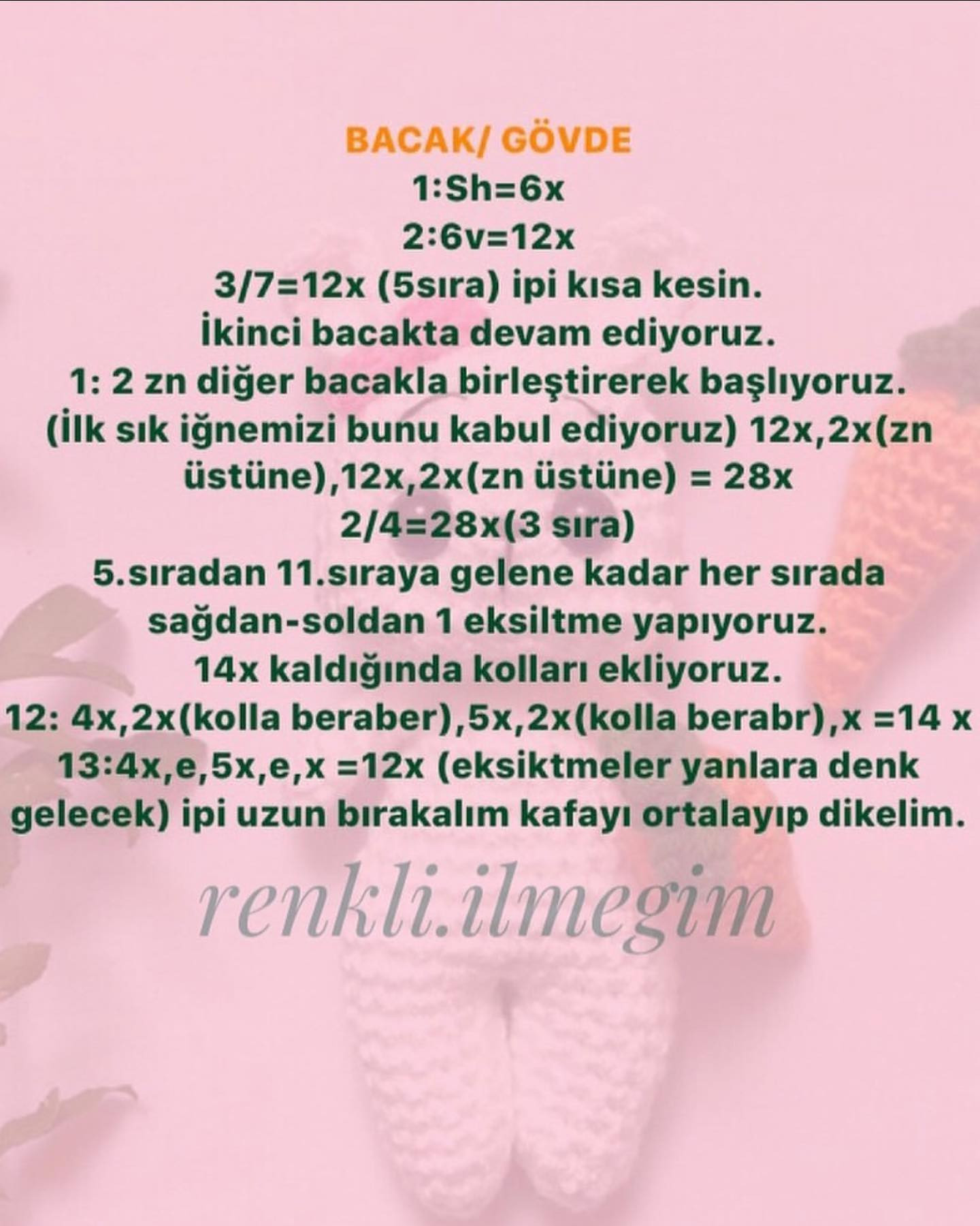 Ücretsiz Minik Raby Tarifi: Adorabl beyaz tavşan amigurumi, pembe papyon ve havuç aksesuarlı örgü deseni