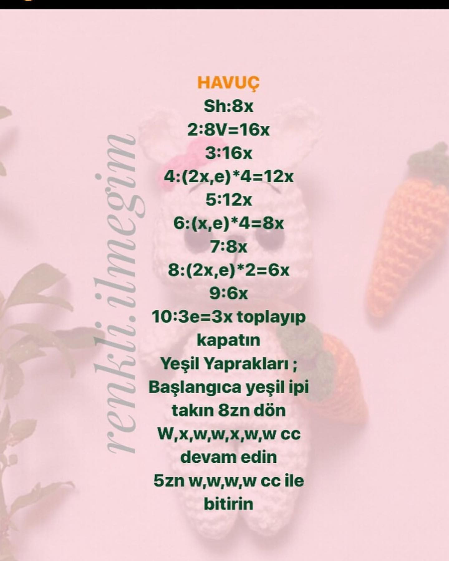 Ücretsiz Minik Raby Tarifi: Adorabl beyaz tavşan amigurumi, pembe papyon ve havuç aksesuarlı örgü deseni