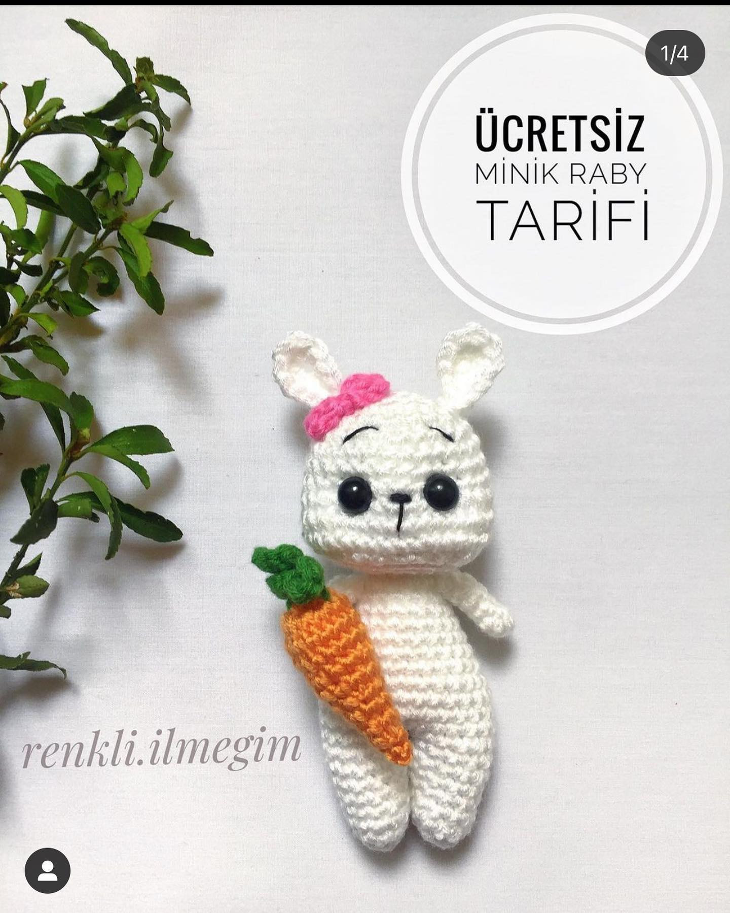 Ücretsiz Minik Raby Tarifi: Adorabl beyaz tavşan amigurumi, pembe papyon ve havuç aksesuarlı örgü deseni