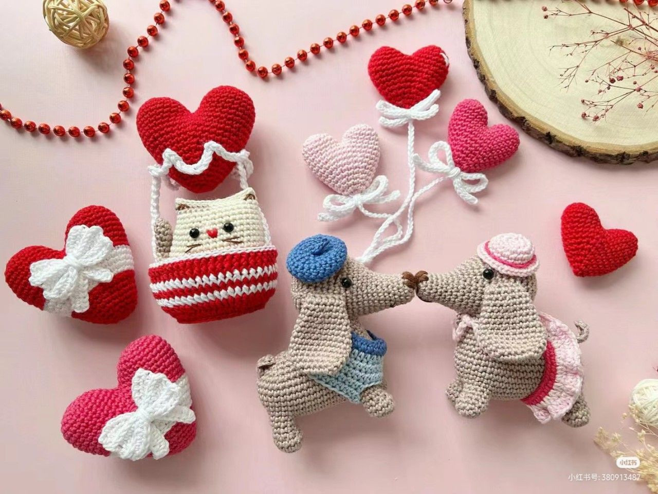 Valentine's Day Crochet Tutorial: Cat Basket, Heart Balloons & Dogs