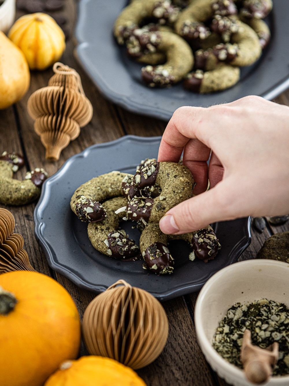 Vegane Kürbiskern-Kipferl mit Schokospitzen